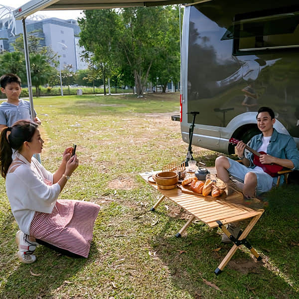 Foldable camping table